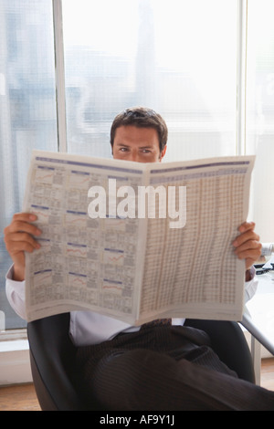 Business Mann lesen Zeitung Stockfoto