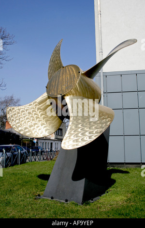 Propeller auf dem grünen Rasen in der Straße Stockfoto