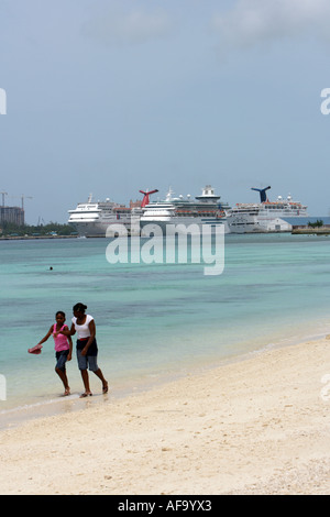 Blick von der Western Esplanade Beach der Kreuzfahrtschiffe in Nassau Harbour Nassau, New Providence, Bahamas Stockfoto