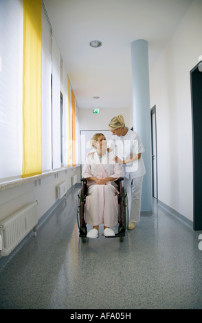 Krankenschwester und patient Stockfoto