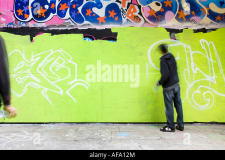 Graffiti-Künstler malen ihren Tag an der Wand Stockfoto