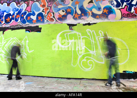 Graffiti-Künstler malen ihren Tag an der Wand Stockfoto