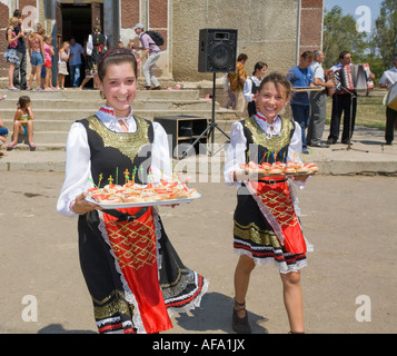 Zwei junge Mädchen in traditionellen ukrainischen Kostüme serviert Kanapees in Plotzk / Ukraine Stockfoto