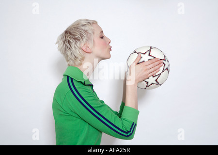 Junge Frau mit Soccer Ball, Porträt Stockfoto