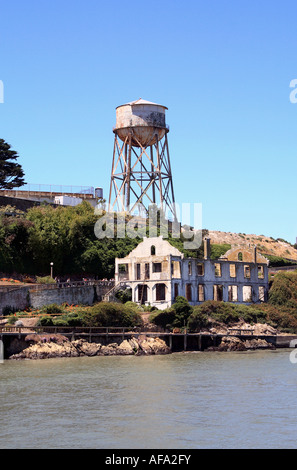 Alten Gefängnisgebäude und Wasser Turm auf der Insel Alcatraz in der San Francisco Bay Stockfoto