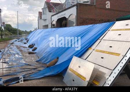 Flut-Abwehr auf dem Platz in Upton auf Severn nach Überschwemmungen im Juli 2007 Stockfoto