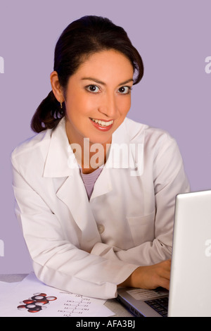 Lab Tech benutzt Computer, um ihre Forschungs- und Aufzeichnungen zu unterstützen. Stockfoto
