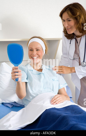 Weibliche Schönheitschirurg im Gespräch mit der Patientin Stockfoto