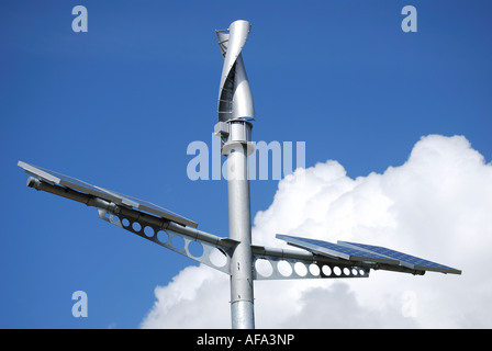 Solarenergie kombiniert Wind- und Solar-Panels, Woking, Surrey, England, Vereinigtes Königreich Stockfoto