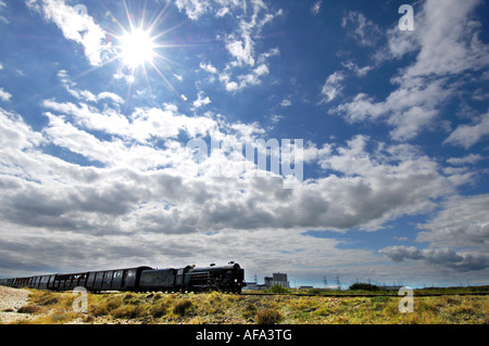 Romney Hythe und Dymchurch Miniatur 15 Zoll Spurweite Dampf Eisenbahn Rennen über Romney Marsh, Kent. Stockfoto