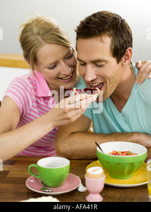 Paar beim Frühstück Stockfoto