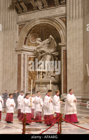 In Str. Peters Basilica auf den Hochaltar und den Triumph der Stuhl von St. Peter findet eine Messe statt. Stockfoto