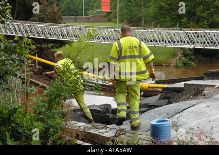 Straßenbrücke in Ludlow weggespült von Überschwemmungen des Flusses Corve in Shropshire, England Stockfoto