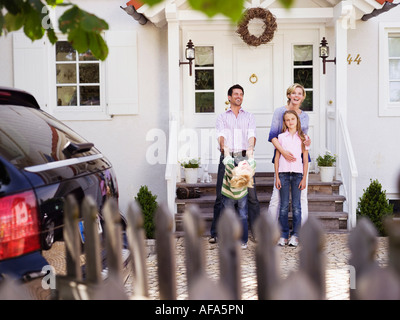 Familie vor Haus Stockfoto