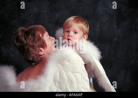 Oma und Enkel Engel. St. Paul, Minnesota Stockfoto