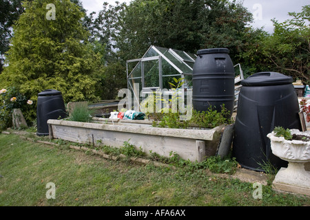 Bett für Gemüse, hergestellt aus alten Eisenbahnschwellen außerhalb Gewächshaus Cotswolds UK angehoben Stockfoto