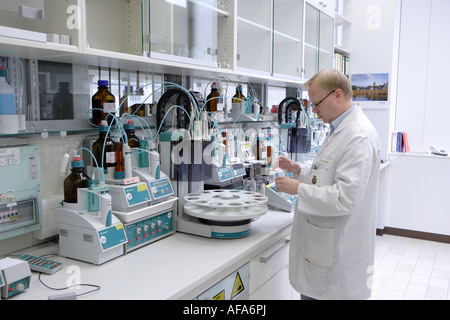 Brauerei C A Veltins GmbH Und Co Qualitätskontrolle im Labor von Thomas Humpert Stockfoto