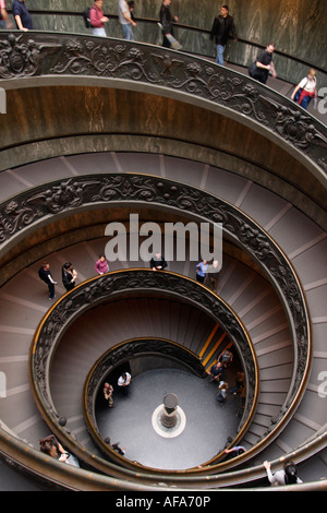 Wendeltreppe im Vatikanischen Museum, entworfen von Guiseppe Momo. Stockfoto