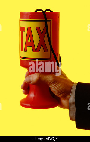 Hand, die Steuer sammeln Zinn Stockfoto