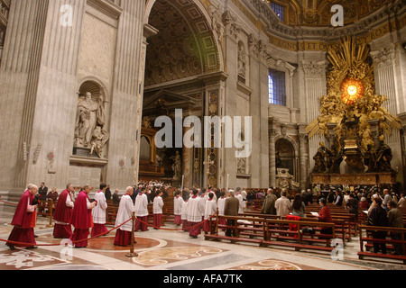 In Str. Peters Basilica auf den Hochaltar und den Triumph der Stuhl von St. Peter findet eine Messe statt. Stockfoto