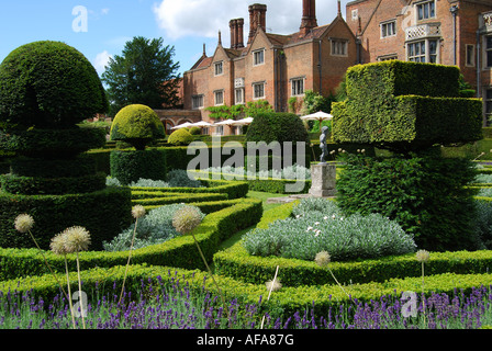 Gepflegten Hecken und topiary Garten des Great Fosters Hotel, Egham, Surrey, England, Vereinigtes Königreich Stockfoto