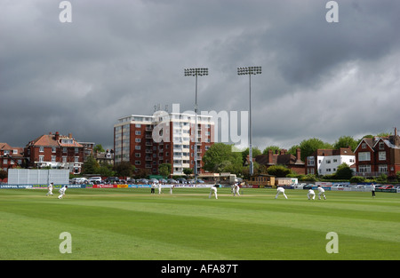 Dunklen Himmel über dem Hove County Cricket Ground als Sussex spielen Surrey UK Stockfoto