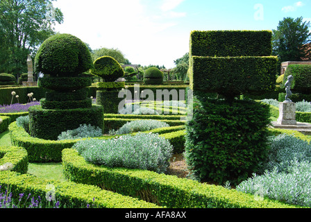 Gepflegten Hecken und topiary Garten des Great Fosters Hotel, Egham, Surrey, England, Vereinigtes Königreich Stockfoto