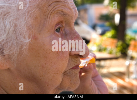 eine alte Dame Stockfoto