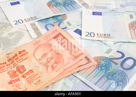 Indische Rupie Notizen auf Euro-Scheine Stockfoto