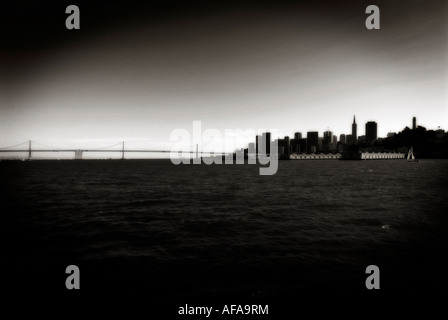 San Francisco-Oakland Bay Bridge und Piers. Bucht von San Francisco. Kalifornien. USA Stockfoto