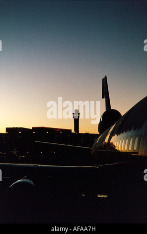 Verkehrsflugzeug parkte am Terminal, Ohare International Airport, Chicago Illinois Stockfoto