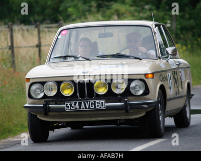 Klassische bmw 2002 konkurrieren in der Boucles de Loire Rallye 2007 Cande sur Beuvron Loiretal Frankreich Stockfoto