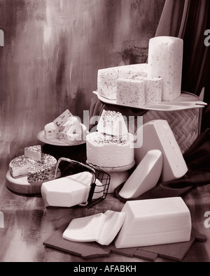 Dänischer Käse in Sepia von Gruppenfoto auf Warm getönten gesprenkelte Hintergrund. Hochformat, Studio Tischplatte. Klassisches Bild. Stockfoto