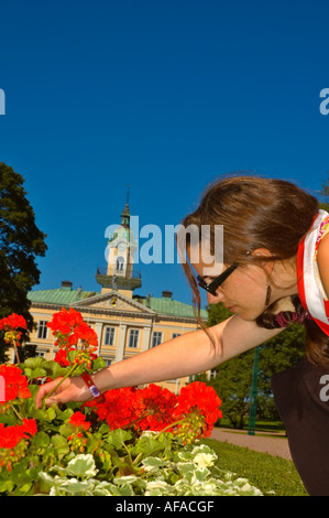 Ein Mädchen mit Blumen vor einem Rathaus Pori Finnland EU Stockfoto