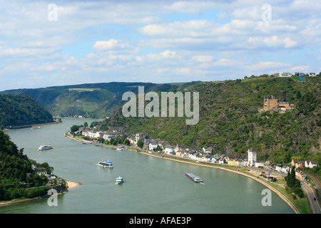 Panoramablick über den Fluss Rhein Tal mit St. Goarshausen und Burg Katz aus dem Loreley-Felsen in Deutschland Stockfoto