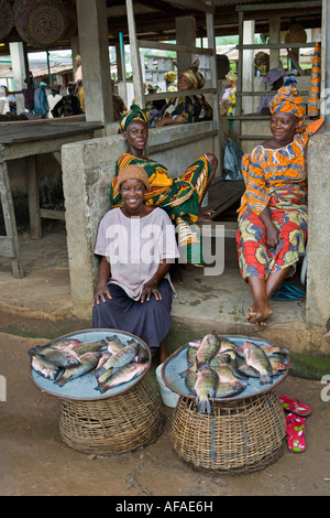 Nigeria Lagos Fischerinnen Verkauf von Fischen im Markt Stockfoto