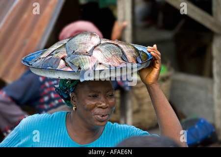 Nigeria-Lagos-Frau mit Fisch am Markt Stockfoto