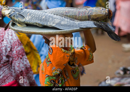 Nigeria-Lagos-Frau mit Fisch am Markt Stockfoto