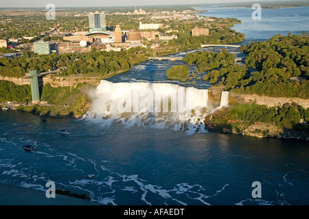 Niagara Falls in Ontario Kanada gegenüber New York State U S berühmten Wasserfall Stockfoto