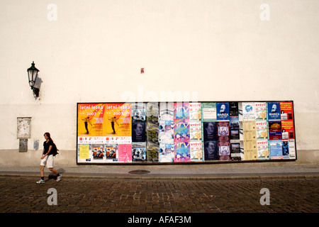 Junges Mädchen vorbei an Plakate im kleinen Viertel Prag August 2007 Stockfoto