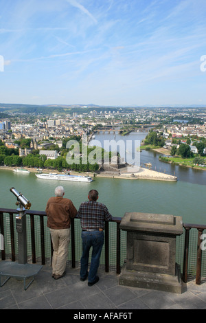 Deutsches Eck (Deutsches Eck) in Koblenz in Deutschland gesehen von Festung Ehrenbreitstein Stockfoto