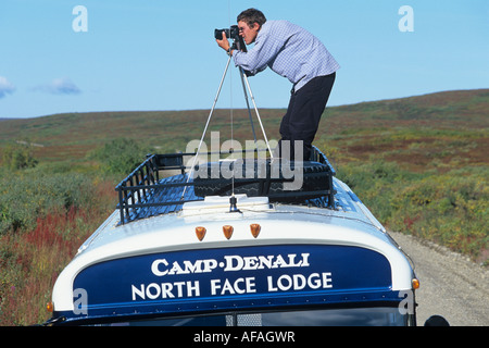 USA Alaska Denali National Park Tourist Fotos tragen vom Dach der Tour-Bus in der Nähe von Wonder Lake an Herbstmorgen Stockfoto