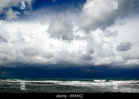 Gewitterwolken über Trapani (Sizilien), Italien. Stockfoto