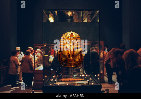 Ägypten Kairo, Leute zu beobachten, die goldene Totenmaske oder die Totenmaske des Tutanchamun im ägyptischen museum Stockfoto