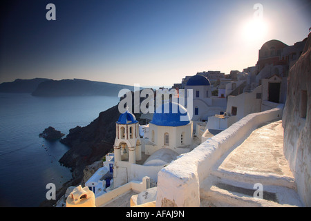 Am frühen Abend Blick auf die malerische Stadt Oia in Santorini, Griechenland Stockfoto