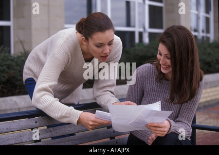 Studenten bekommen ihre Ergebnisse Stockfoto