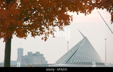 Calatrava-Flügel des Milwaukee Art Museum und Allen Bradley Gebäude Milwaukee Wisconsin USA Stockfoto