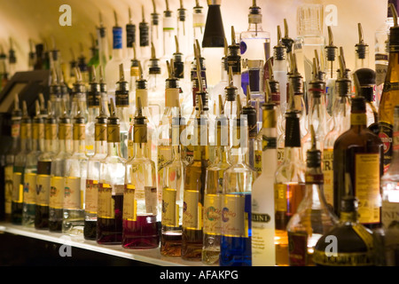 Reihen von Flaschen mit Spirituosen hinter einer bar Stockfoto