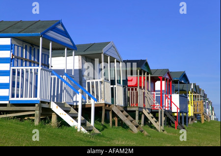 Bunte Strandhäuschen vor blauem Himmel Stockfoto