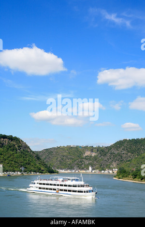 Schiffsverkehr in der Nähe von St. Goarshausen am Rhein in Deutschland Stockfoto